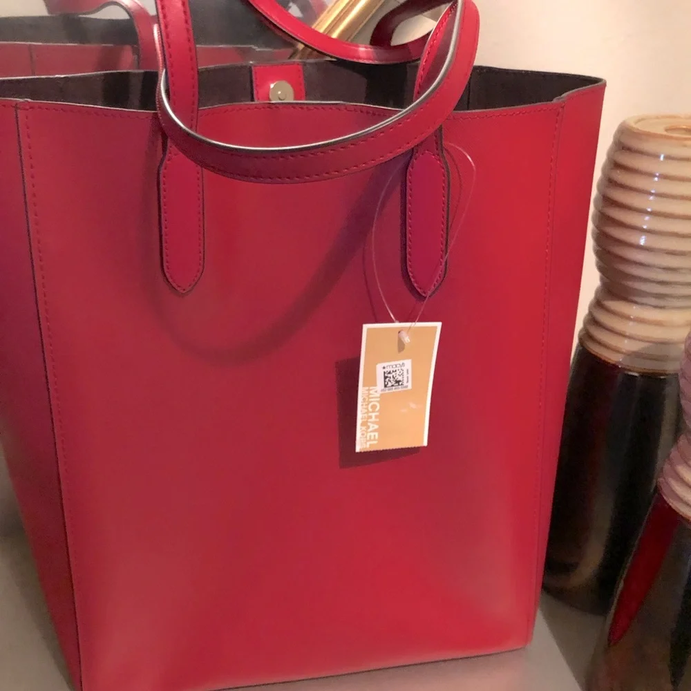 Michael Kors Saffiano leather tote and wallet. - Picture 6 of 14